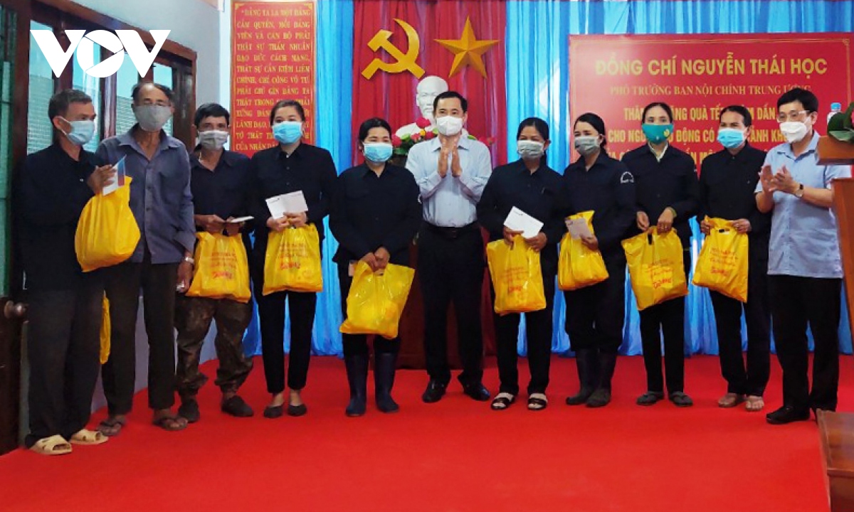 Phó Trưởng Ban Nội chính Trung ương Nguyễn Thái Học tặng quà Tết người khó khăn ở Phú Yên